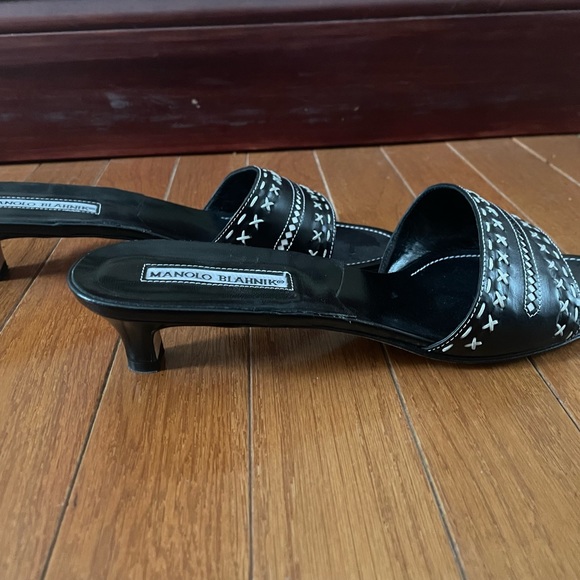 Manola Blahnik kitten heel sandals - Picture 2 of 3